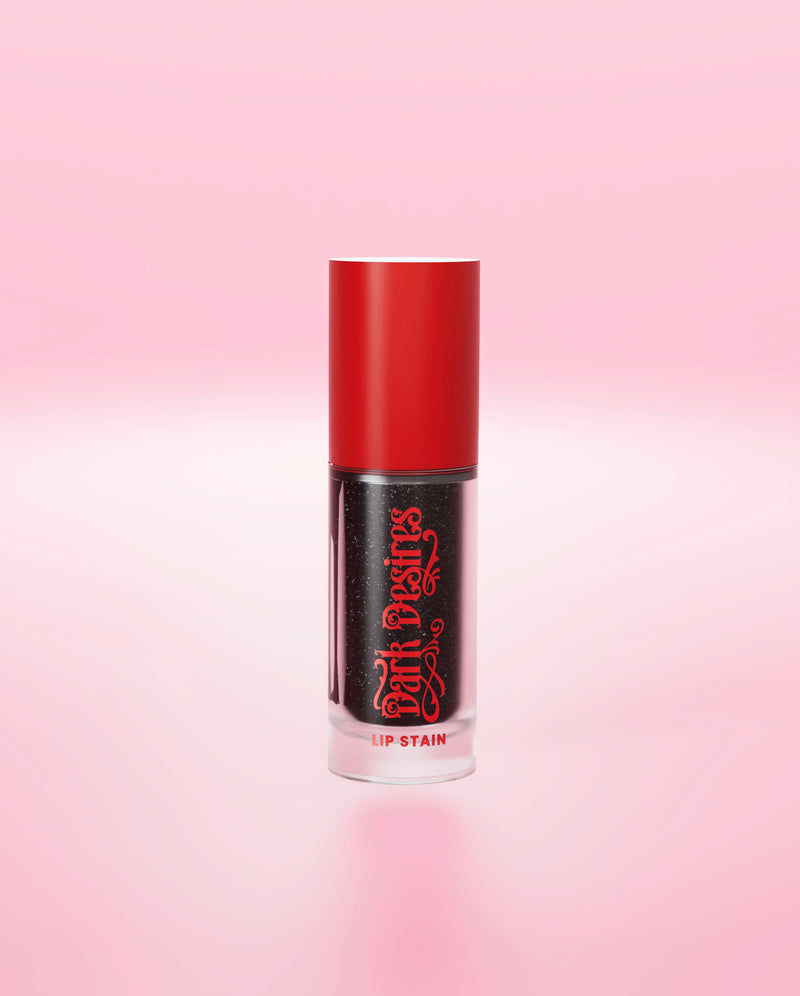 Uma mancha labial preta P.Louise que muda de cor com tampa vermelha em um fundo rosa