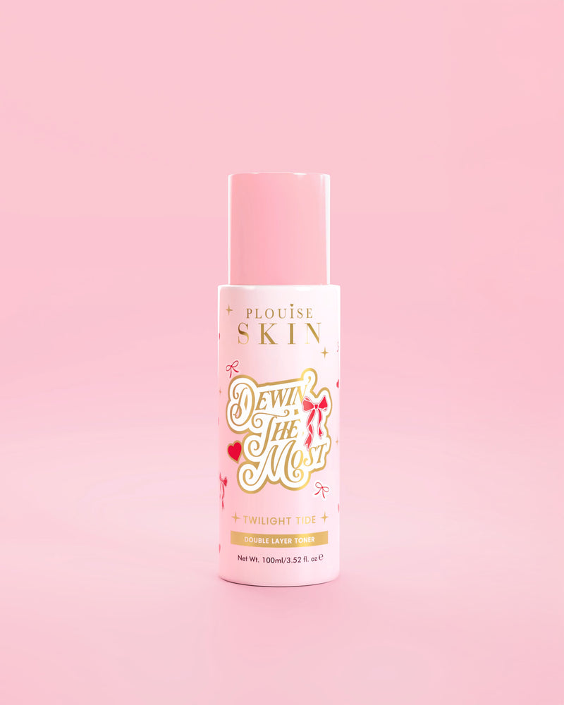 Frasco rosa P.Louise de Dewing The Most Double Layer Toner com desenhos de laço vermelho contra um fundo rosa