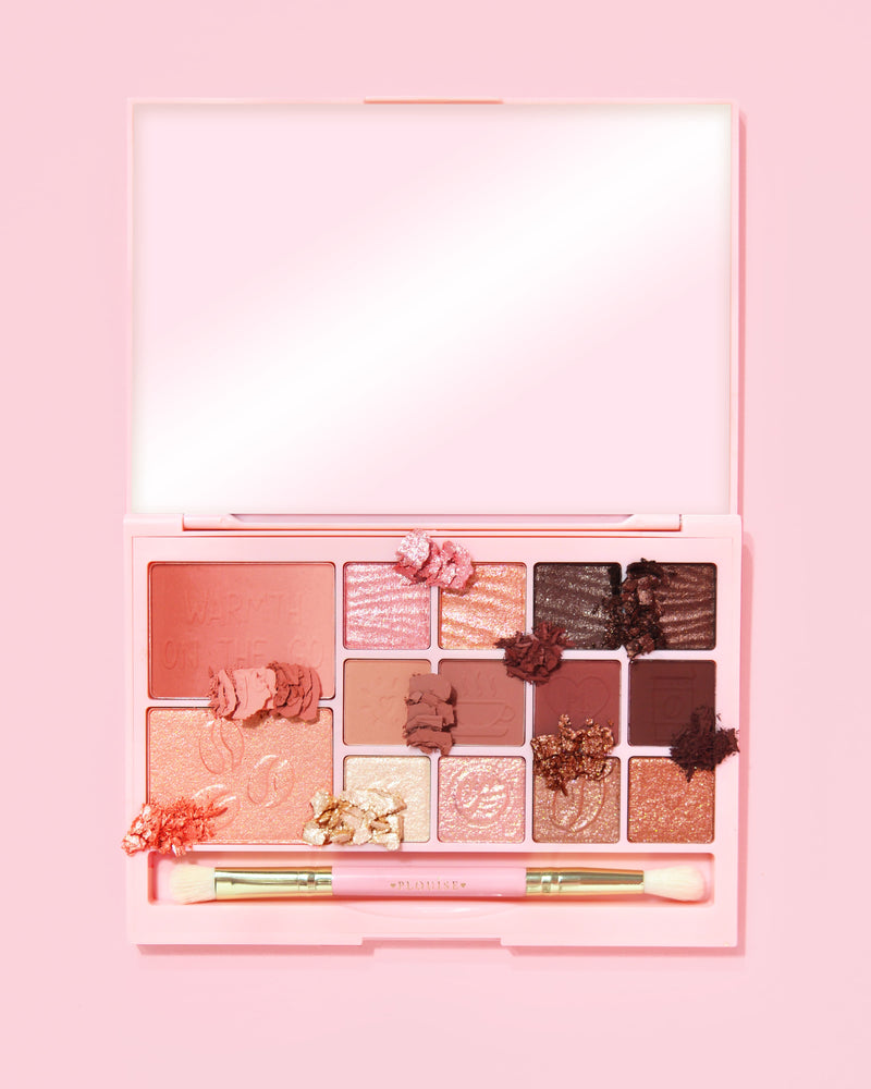 Uma imagem da paleta de maquiagem P. Louise Breakfast Bites All In One em Hot To Go em uma cor neutra e lilás em um fundo rosa