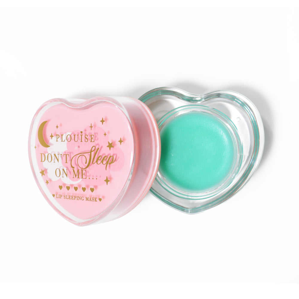 Máscara para dormir con labios en forma de corazón rosa con la tapa abierta sobre un fondo blanco
