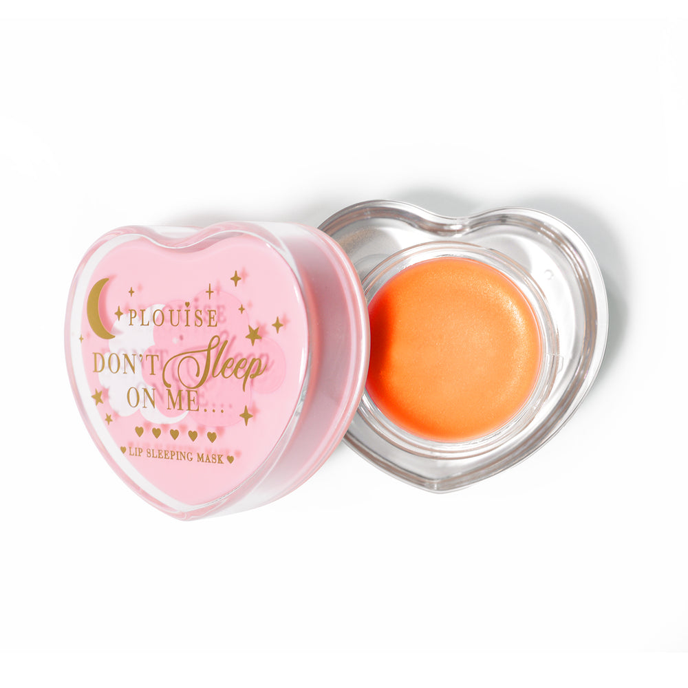 Máscara para dormir con labios en forma de corazón rosa con la tapa abierta sobre un fondo blanco