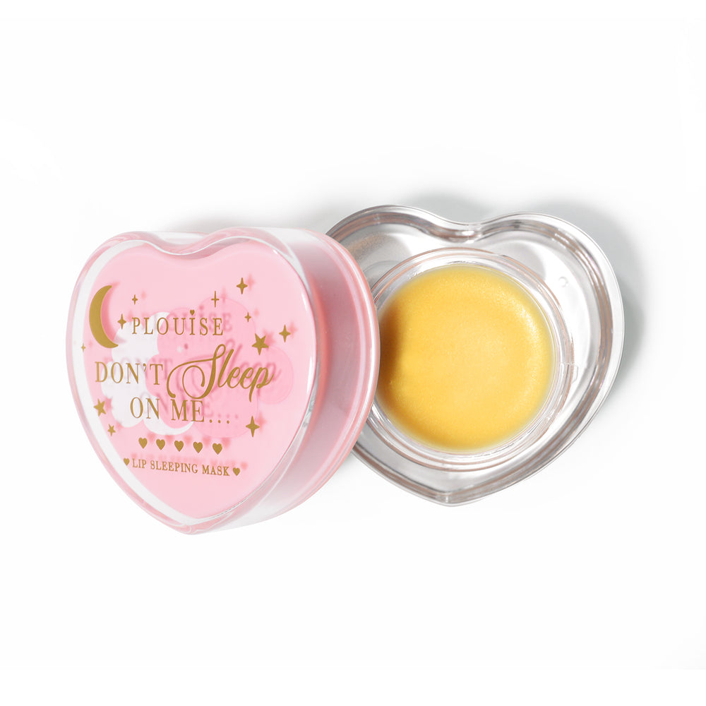 Máscara para dormir con labios en forma de corazón rosa con la tapa abierta sobre un fondo blanco