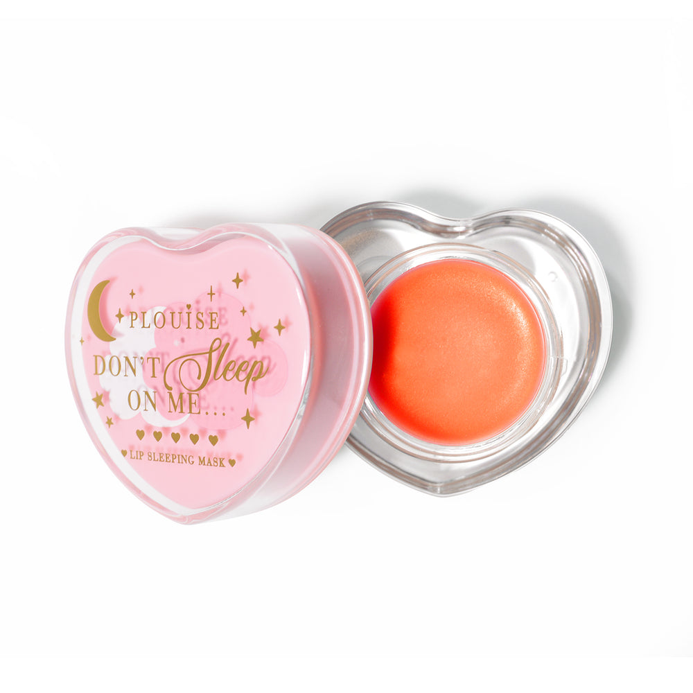 Máscara para dormir con labios en forma de corazón rosa con la tapa abierta sobre un fondo blanco
