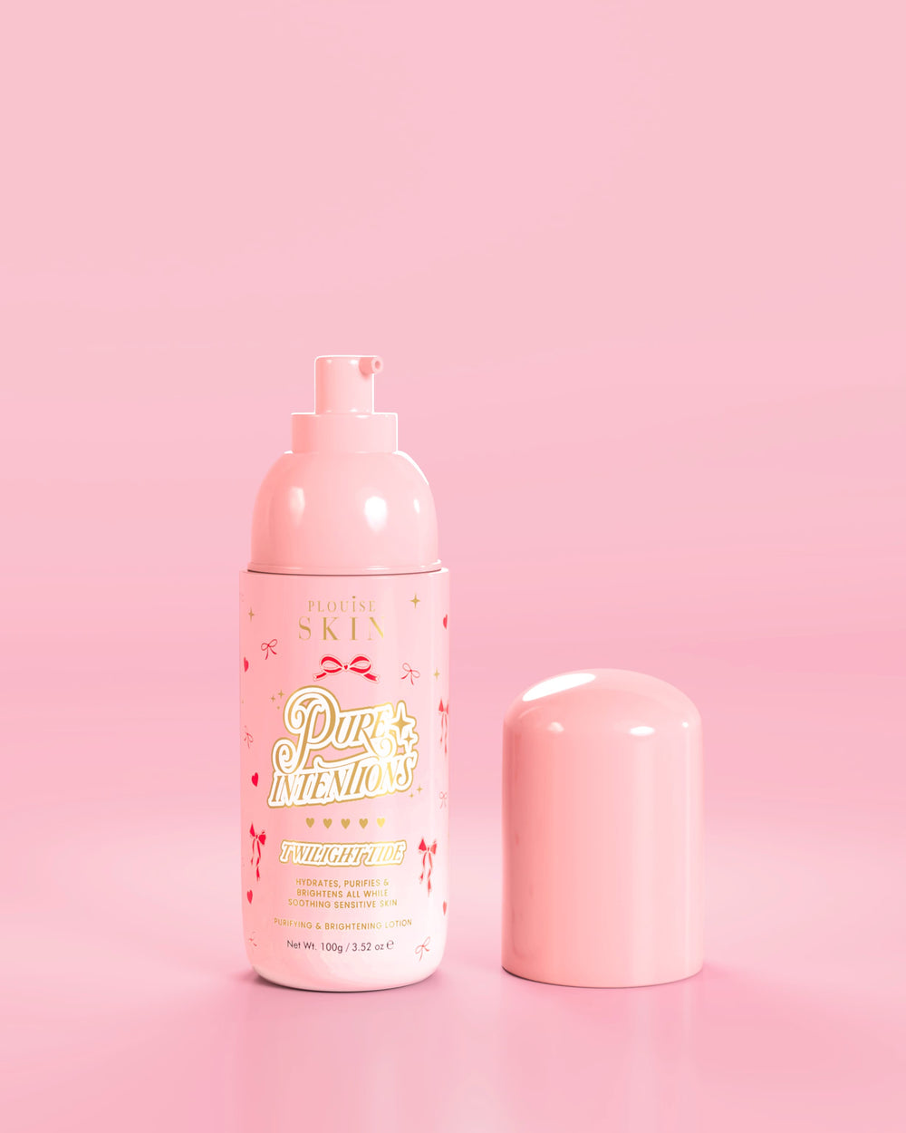 Frasco rosa de P.Louise Pure Intentions Purify & Brightening Lotion com desenhos de laço vermelho contra um fundo rosa