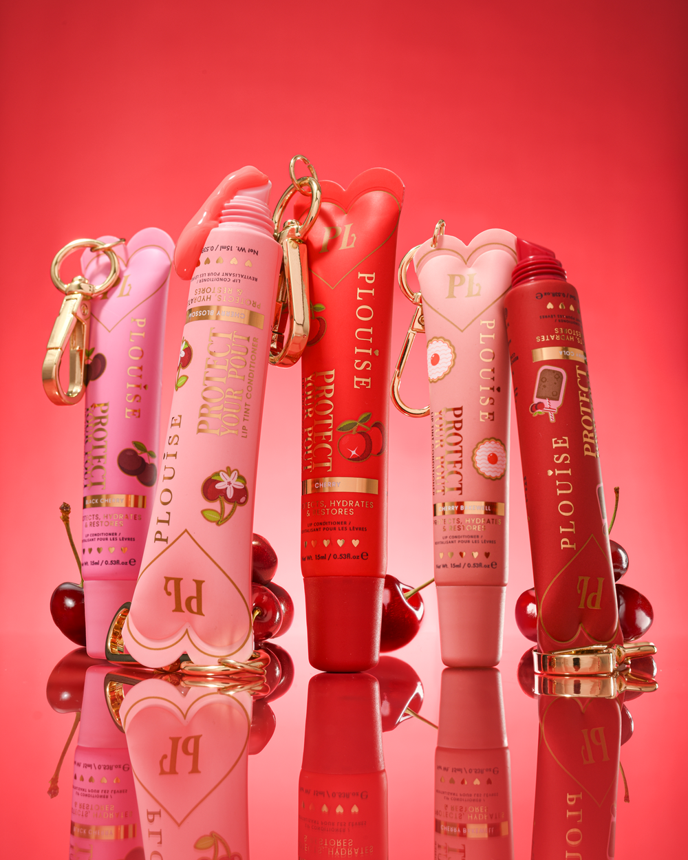 Conjunto de tubos de condicionador labial P.Louise com aroma de cereja protegem seus lábios em um fundo vermelho