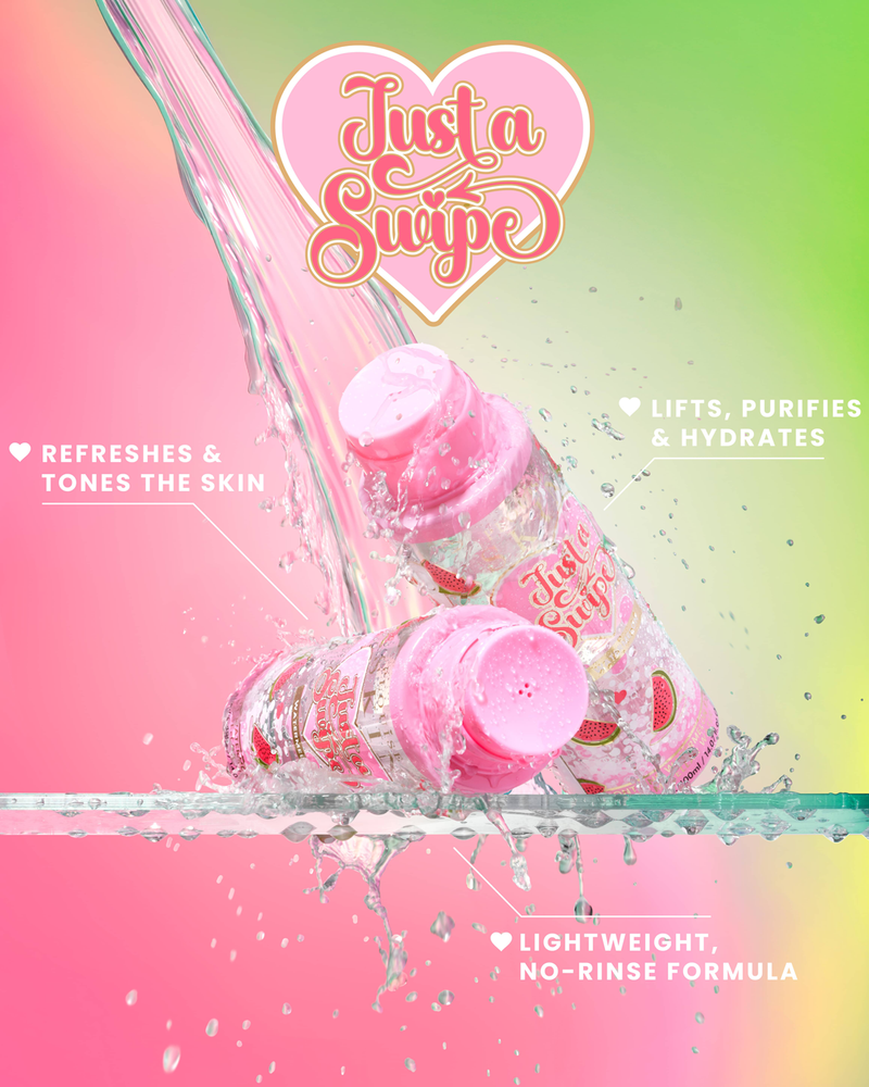 Garrafas de água micelar perfumada de melancia P. Louise 'Just A Swipe' com salpicos de água sobre fundo rosa e verde