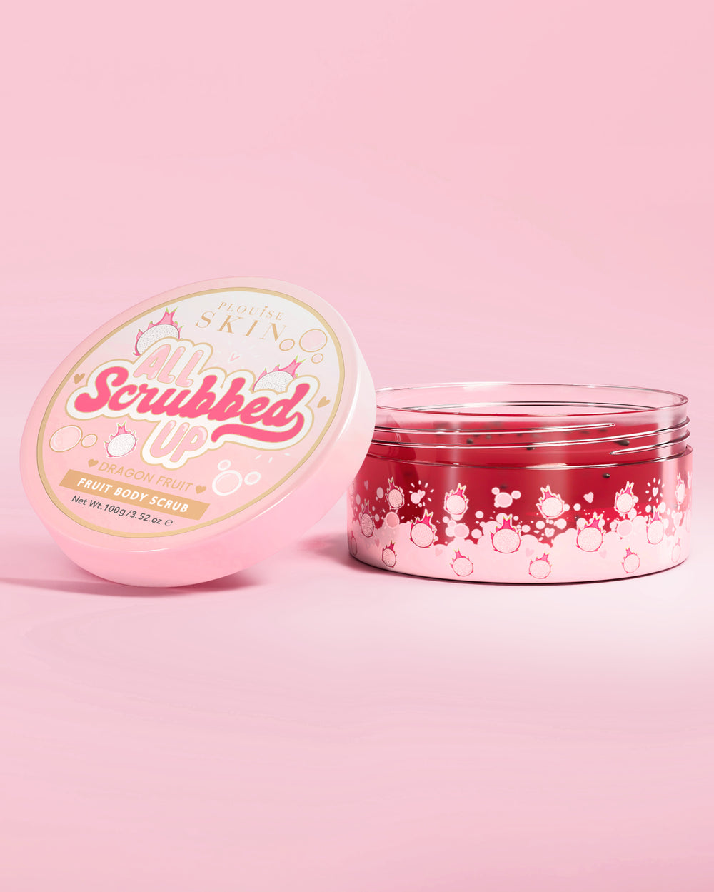 Frasco aberto de esfoliante corporal P. Louise All Scrubbed Up em fruta do dragão em um fundo rosa
