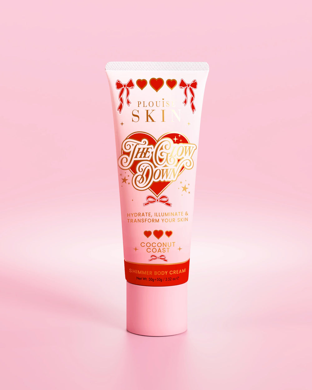 Tubo rosa de creme corporal brilhante P.Louise The Glow Down com aroma de costa de coco contra um fundo rosa