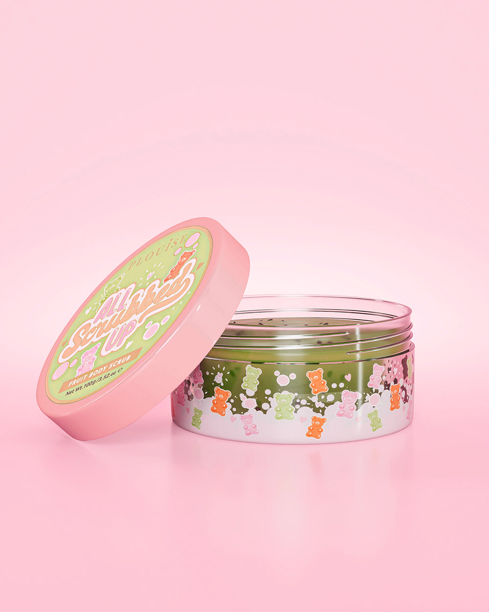 Frasco aberto de P. Louise All Scrubbed Up Body Scrub com perfume Gummy Bears em um fundo rosa