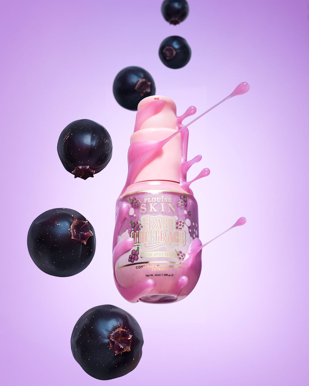 Frasco rosa de P. Louise Erase The Trace Dark Spot Correcting Serum com líquido saindo do frasco cercado por groselhas em um fundo roxo