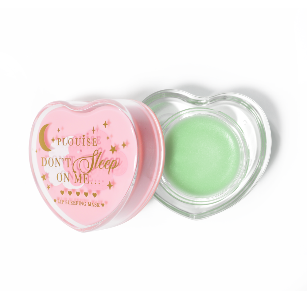 Máscara para dormir con labios en forma de corazón rosa con la tapa abierta sobre un fondo blanco