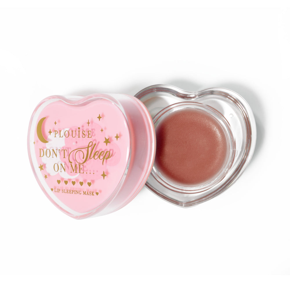 Máscara para dormir con labios en forma de corazón rosa con aroma a dulce de azúcar sobre un fondo blanco