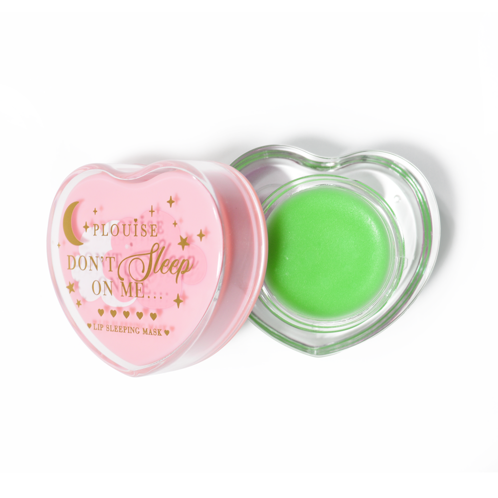 Máscara para dormir con labios en forma de corazón rosa con la tapa abierta sobre un fondo blanco