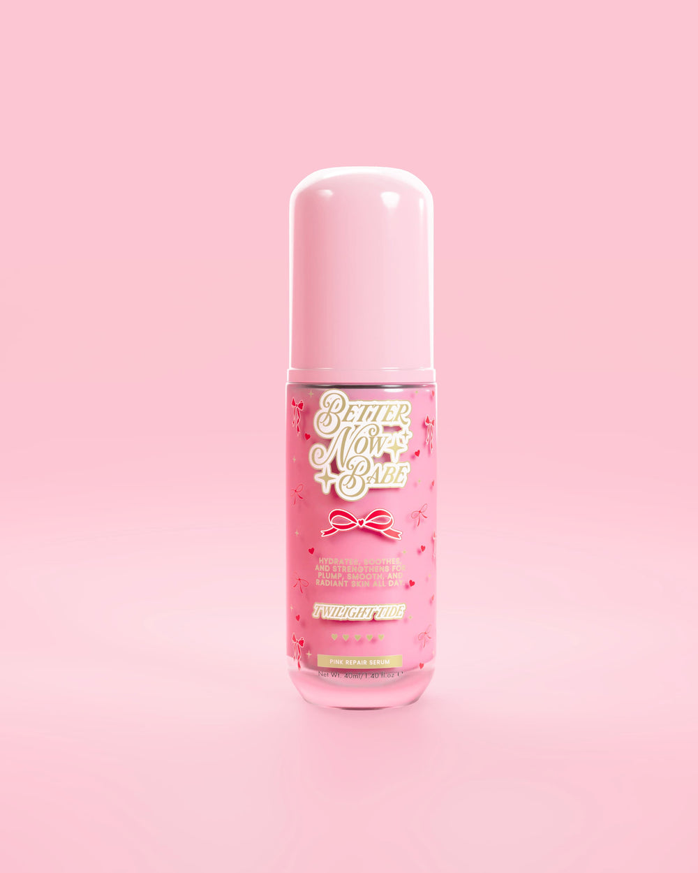Vea a través de una botella rosa de suero reparador de barrera rosa P.Louise Better Now Babe con aroma a marea crepuscular sobre un fondo rosa