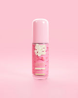 Vea a través de una botella rosa de suero reparador de barrera rosa P.Louise Better Now Babe con aroma a marea crepuscular sobre un fondo rosa