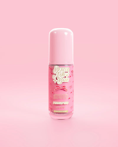 Vea a través de una botella rosa de suero reparador de barrera rosa P.Louise Better Now Babe con aroma a marea crepuscular sobre un fondo rosa