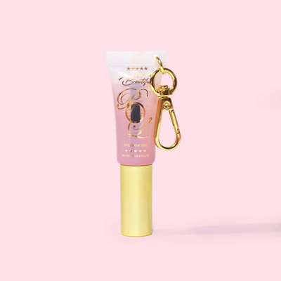 Mini tubo de P.Louise Babyccino Keychain gel para cejas transparente sobre fondo rosa