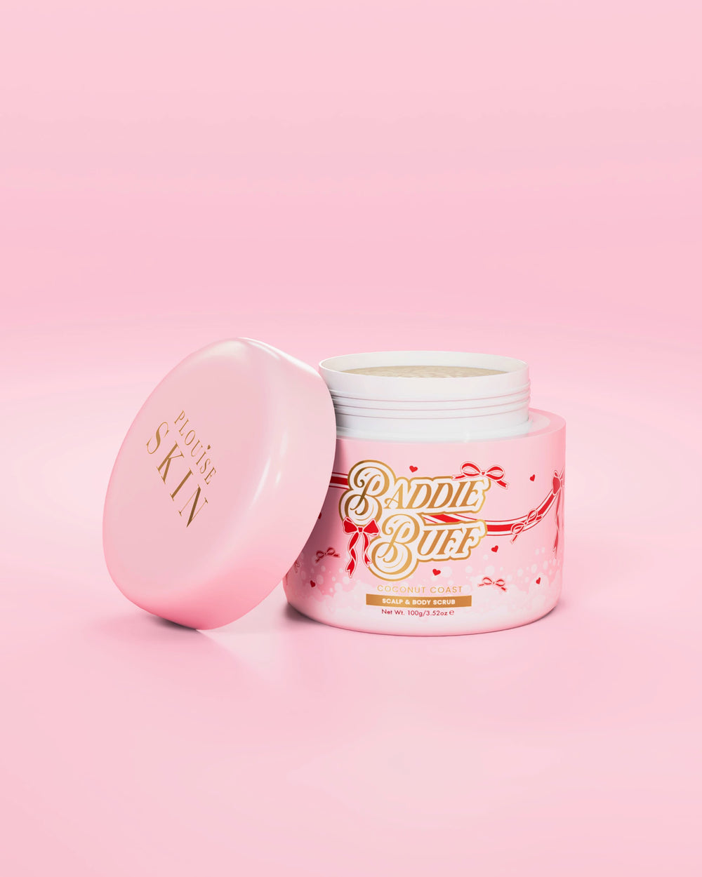 Um tubo rosa P.Louise de Baddie Buff Scalp and Body Sugar Scrub em Coconut Coast com a tampa aberta