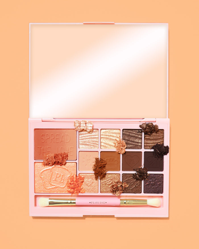 Una imagen de la paleta de maquillaje todo en uno Breakfast Bites de P. Louise en un color neutro cálido Toasty & Tempting sobre un fondo naranja