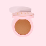 Pó bronzeador compacto P.Louise cozido em uma caixa rosa sobre fundo rosa claro