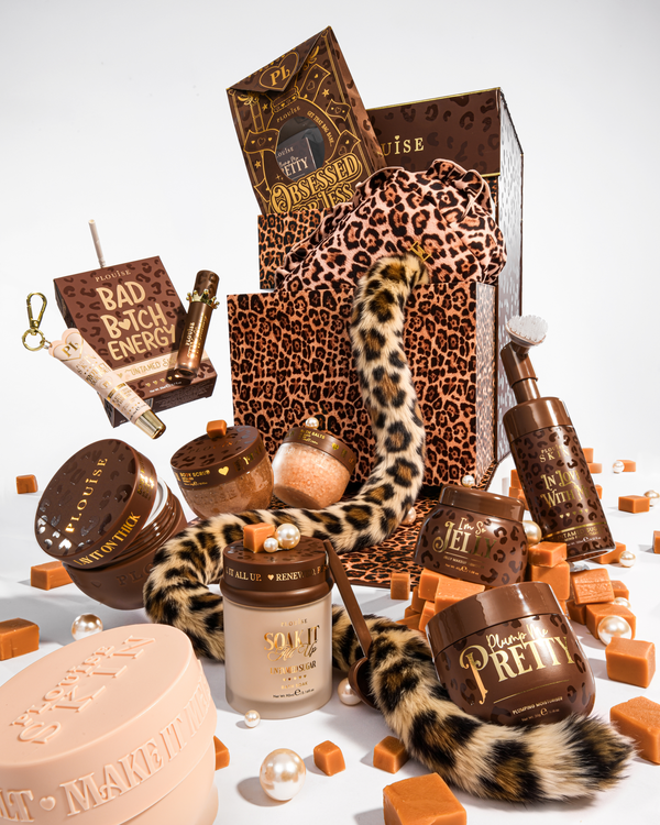 Um luxuoso conjunto de presentes de beleza decorado com elementos marrons e estampas de leopardo, incluindo uma sacola de presentes com estampa de leopardo, uma cauda com estampa de leopardo e vários recipientes de cosméticos em tons de marrom e bege, dispostos sobre um fundo branco com cubos e pérolas de cor caramelo.