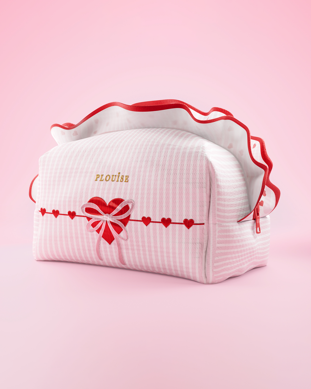 Uma bolsa de maquiagem e cuidados com a pele P.Louise listrada rosa e branca com babados e desenho de coração de amor sobre um fundo rosa