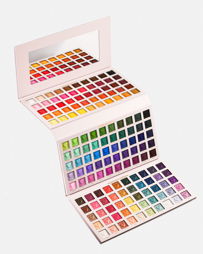 Uma paleta de sombras arco-íris P.Louise Creative Comeback XXXL aberta exibindo 150 sombras coloridas