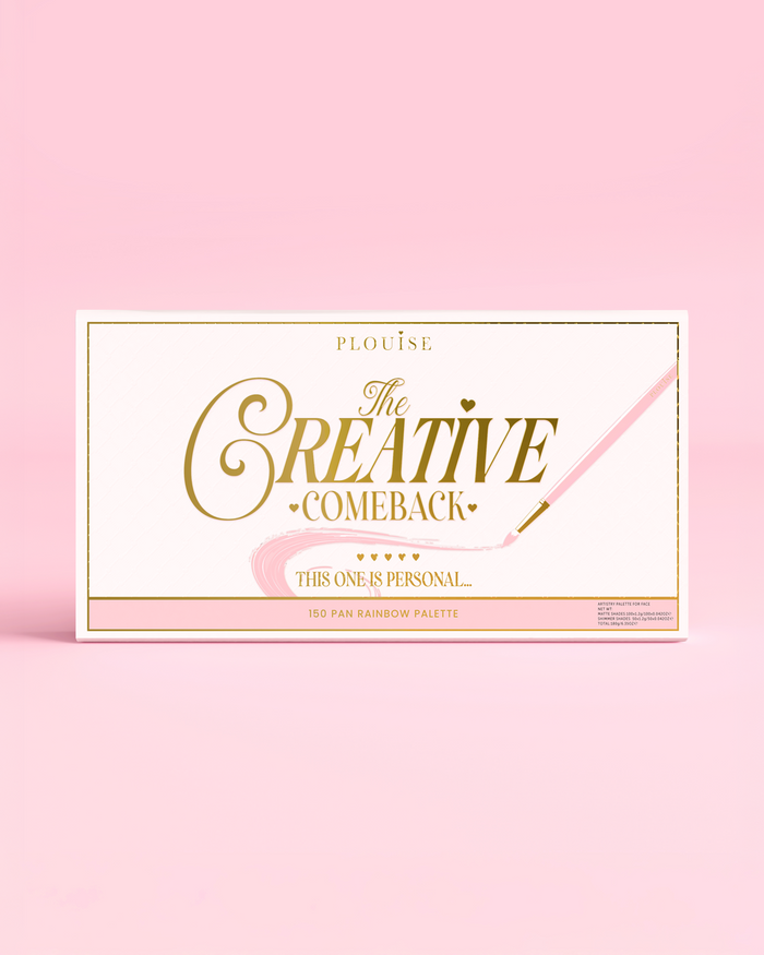 A frente de uma paleta de sombras arco-íris P.Louise Creative COmeback XXXL fechada com tipografia dourada em uma caixa rosa contra um fundo rosa
