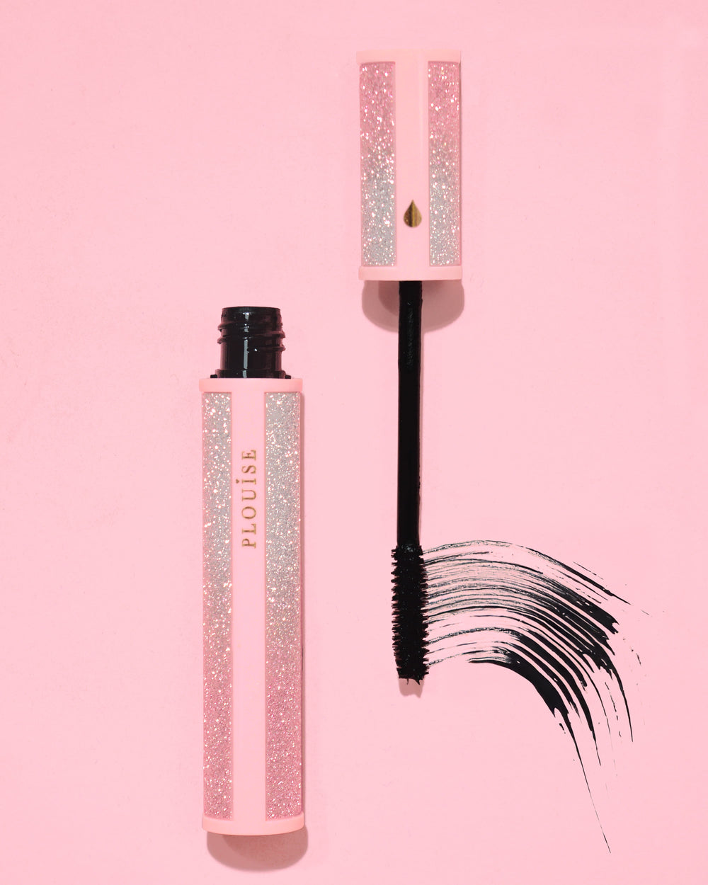 Máscara de pestañas rosa brillante P.Louise Cry Baby con varita negra sobre fondo rosa