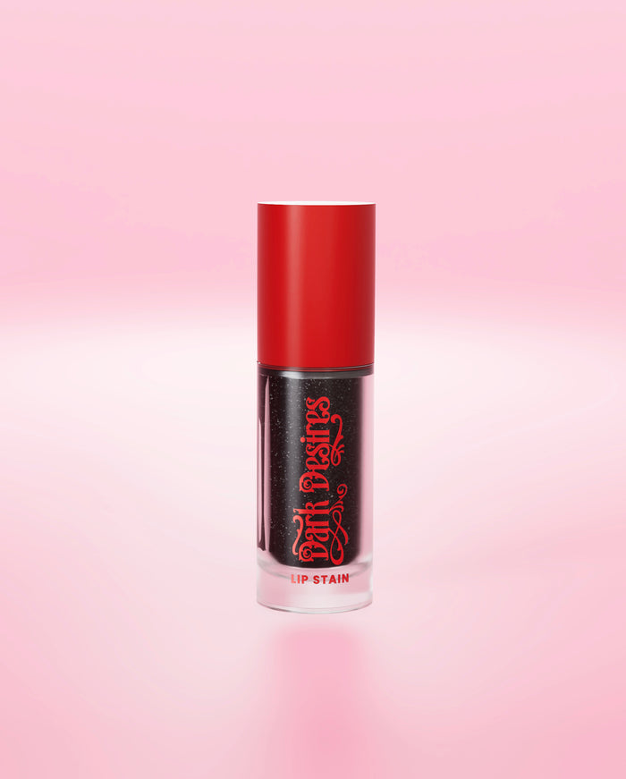 Uma mancha labial preta P.Louise que muda de cor com tampa vermelha em um fundo rosa