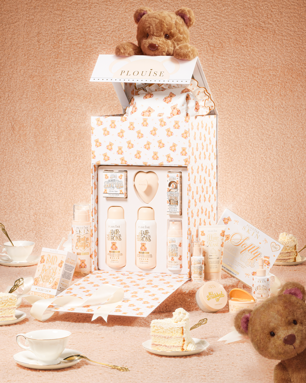 P.Louise Get Unteddy With Me Full Collection PR Box Set de regalo con ositos de peluche y té sobre fondo beige