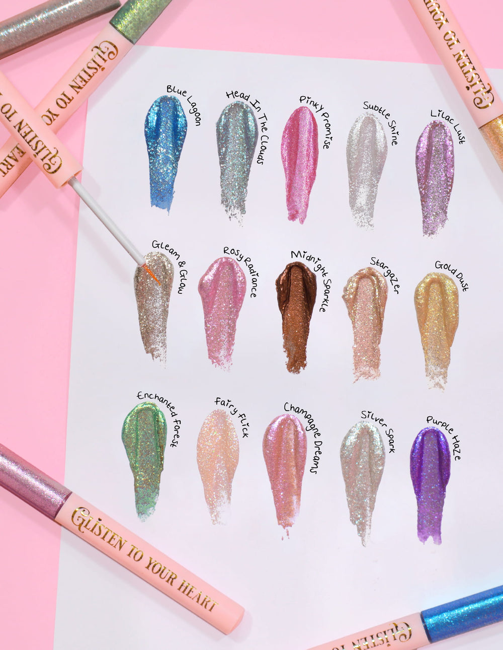 Uma série de amostras de delineadores com glitter da P.Louise em várias cores, expostas em um cartão, com o nome de cada tonalidade escrito ao lado.