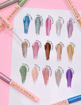 Uma série de amostras de delineadores com glitter da P.Louise em várias cores, expostas em um cartão, com o nome de cada tonalidade escrito ao lado.