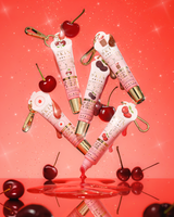 Rosa glitter cereja perfumada protege seus tubos de condicionador labial com desenho de cereja em um fundo vermelho