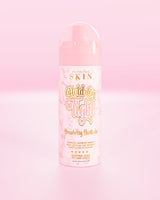 Frasco rosa de P.Louise Hond On Tight e emocionante spray de fixação orvalhado em torta de morango