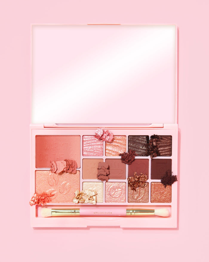 Una imagen de la paleta de maquillaje todo en uno Breakfast Bites de P. Louise en Hot To Go en un color neutro y malva sobre un fondo rosa.