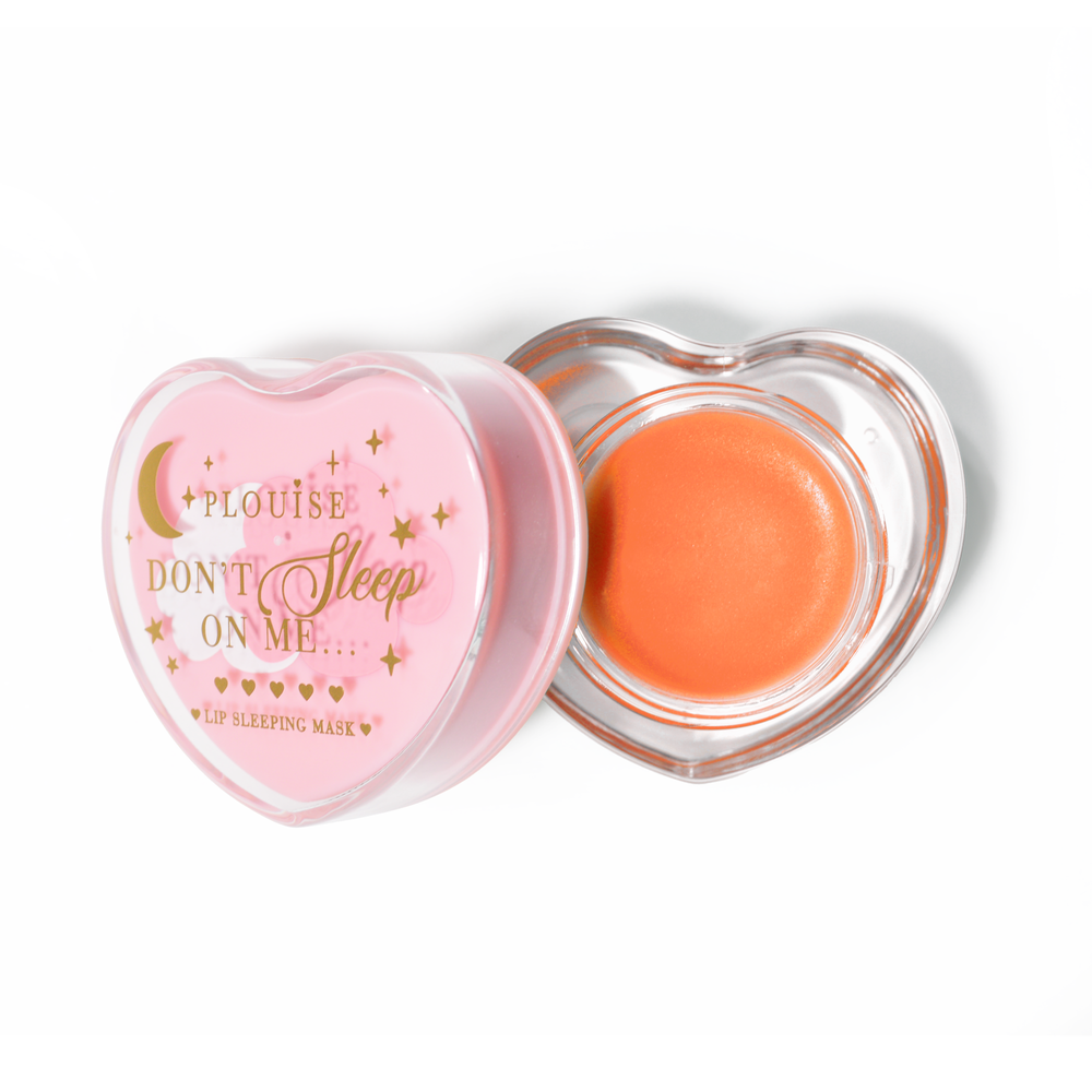 Máscara para dormir con labios en forma de corazón rosa con la tapa abierta sobre un fondo blanco