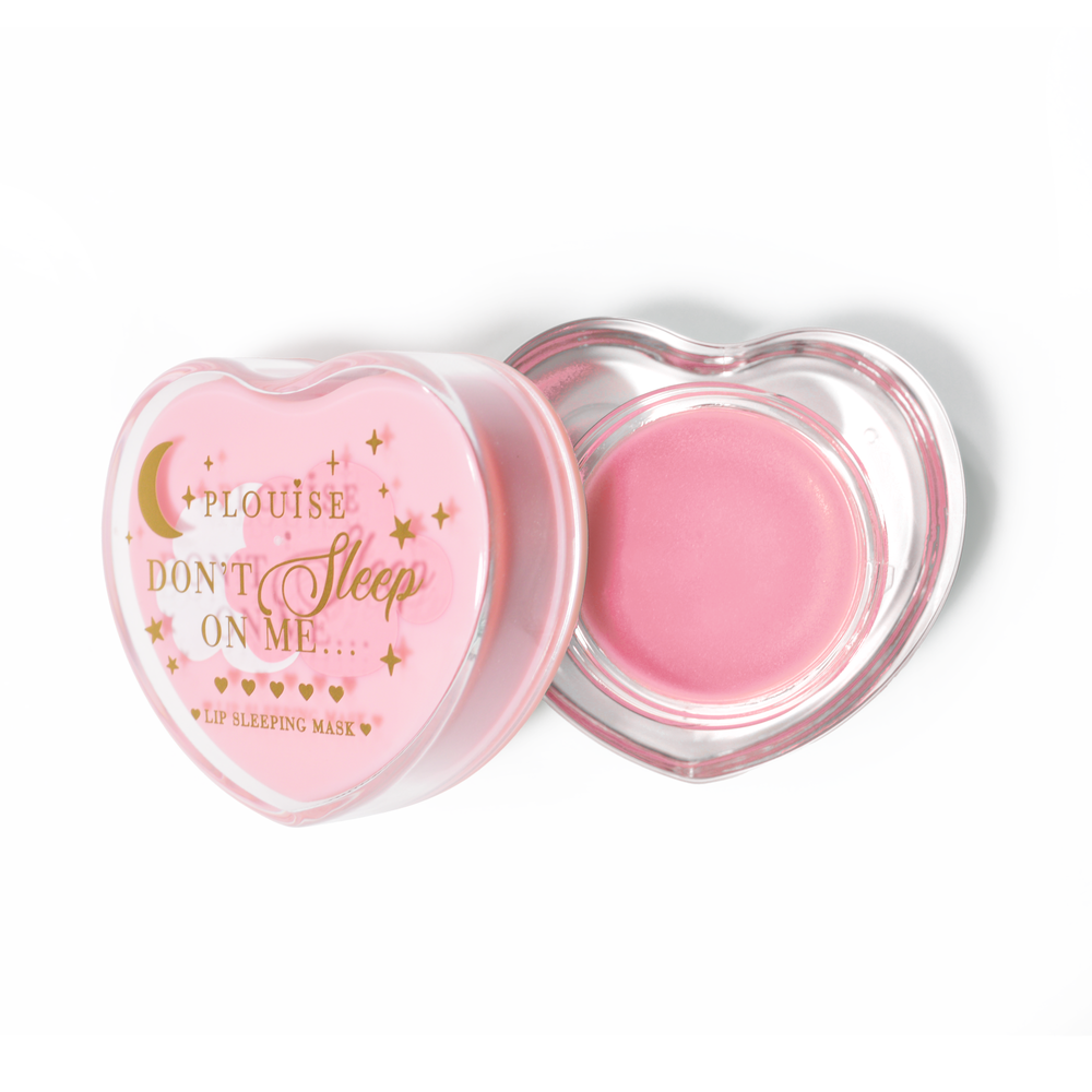 Máscara para dormir con labios en forma de corazón rosa con la tapa abierta sobre un fondo blanco