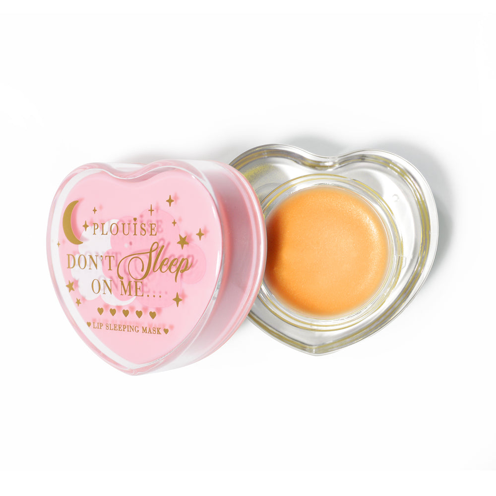 Máscara para dormir con labios en forma de corazón rosa con la tapa abierta sobre un fondo blanco