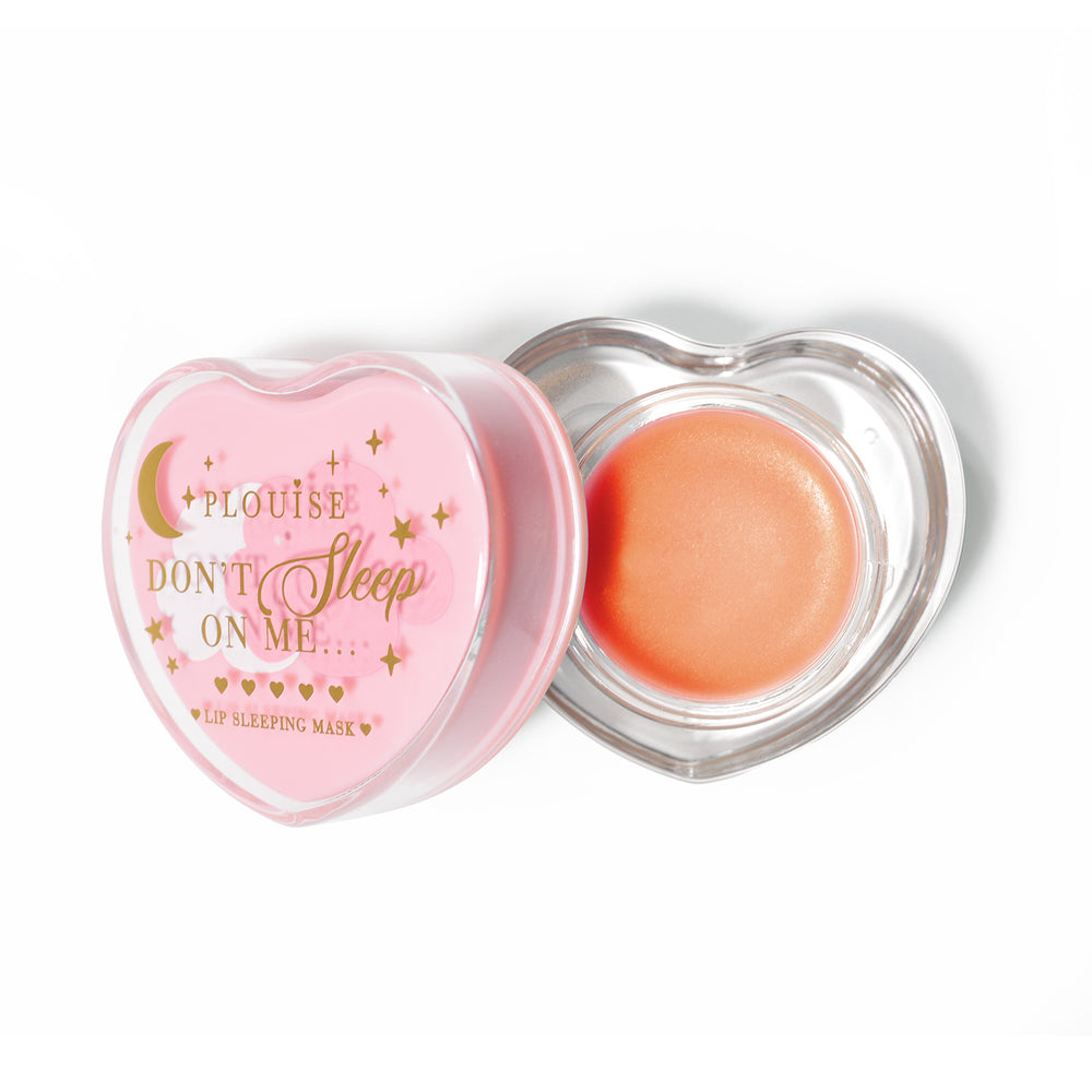 Máscara para dormir con labios en forma de corazón rosa con la tapa abierta sobre un fondo blanco