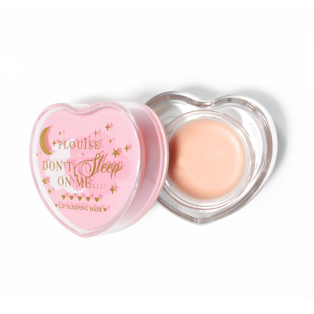 Máscara para dormir con labios en forma de corazón rosa con la tapa abierta sobre un fondo blanco