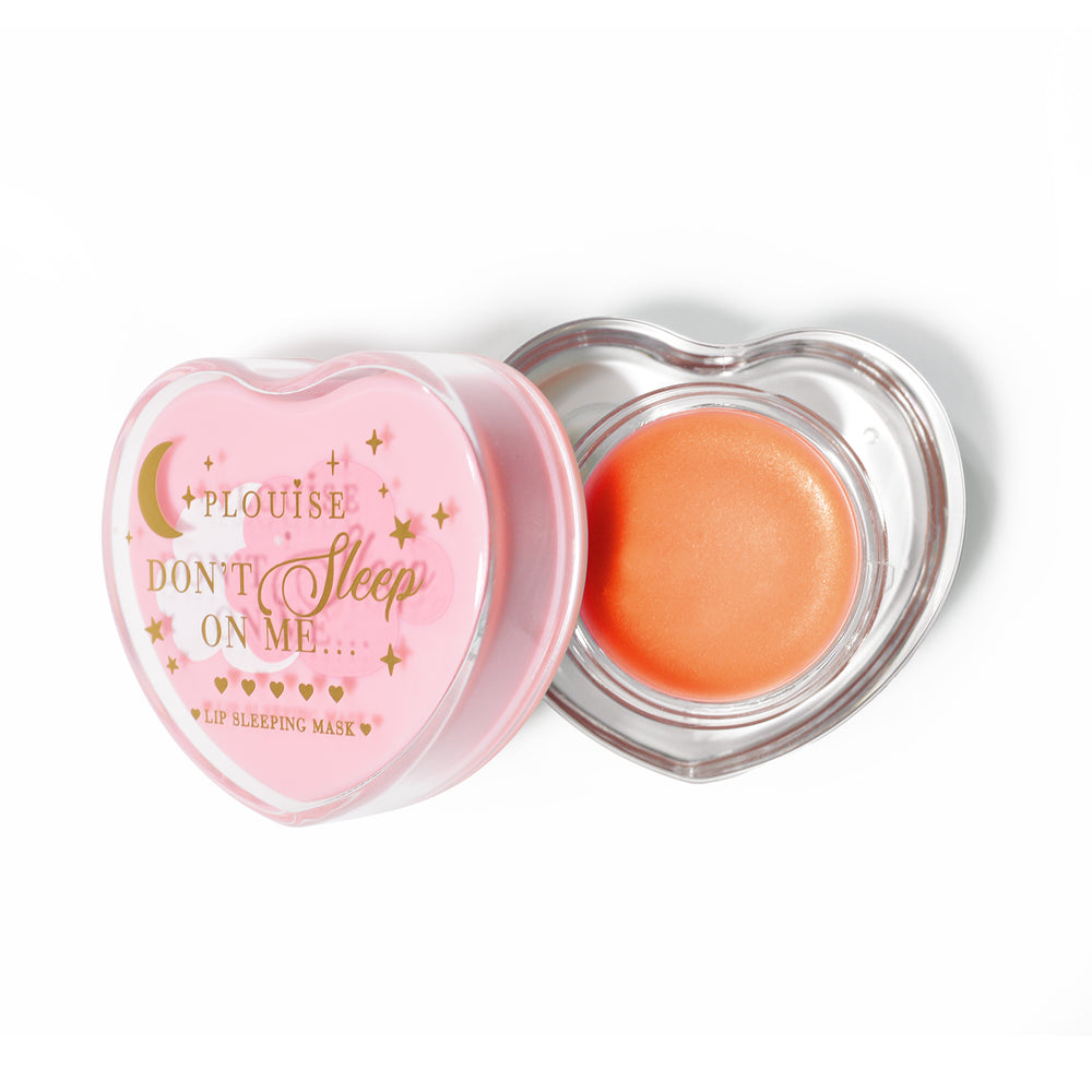 Máscara para dormir con labios en forma de corazón rosa con la tapa abierta sobre un fondo blanco