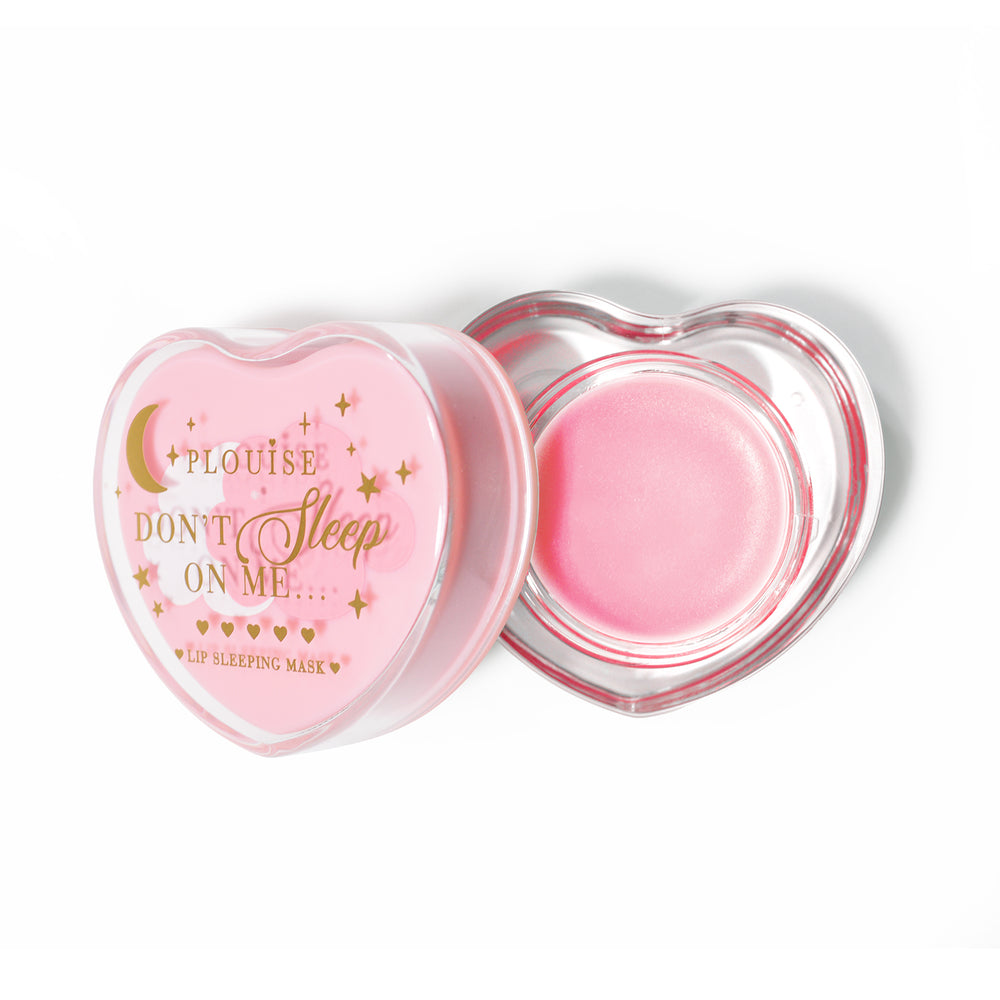 Máscara para dormir con labios en forma de corazón rosa con la tapa abierta sobre un fondo blanco