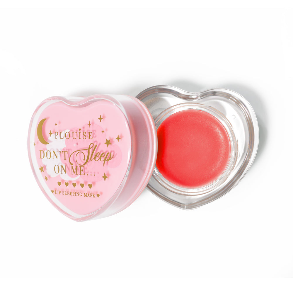 Máscara para dormir con labios en forma de corazón rosa con la tapa abierta sobre un fondo blanco