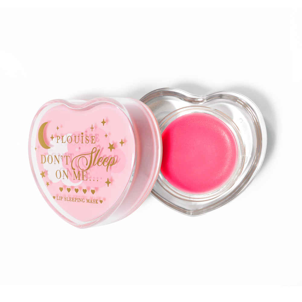 Máscara para dormir con labios en forma de corazón rosa con la tapa abierta sobre un fondo blanco