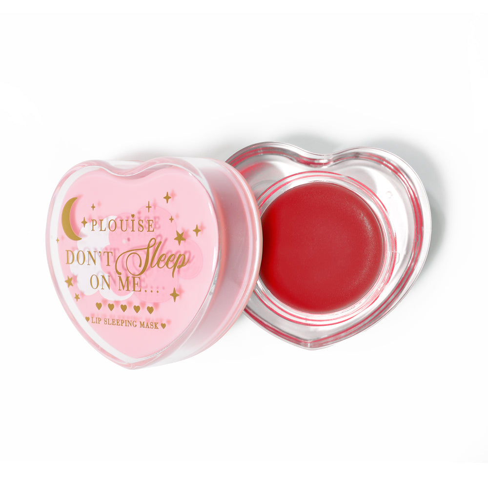 Máscara para dormir con labios en forma de corazón rosa con la tapa abierta sobre un fondo blanco