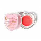 Máscara para dormir con labios en forma de corazón rosa con la tapa abierta sobre un fondo blanco