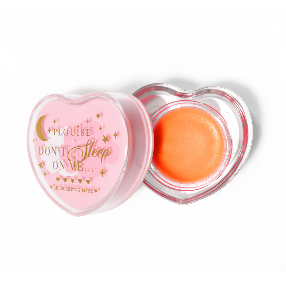 Máscara para dormir con labios en forma de corazón rosa con la tapa abierta sobre un fondo blanco