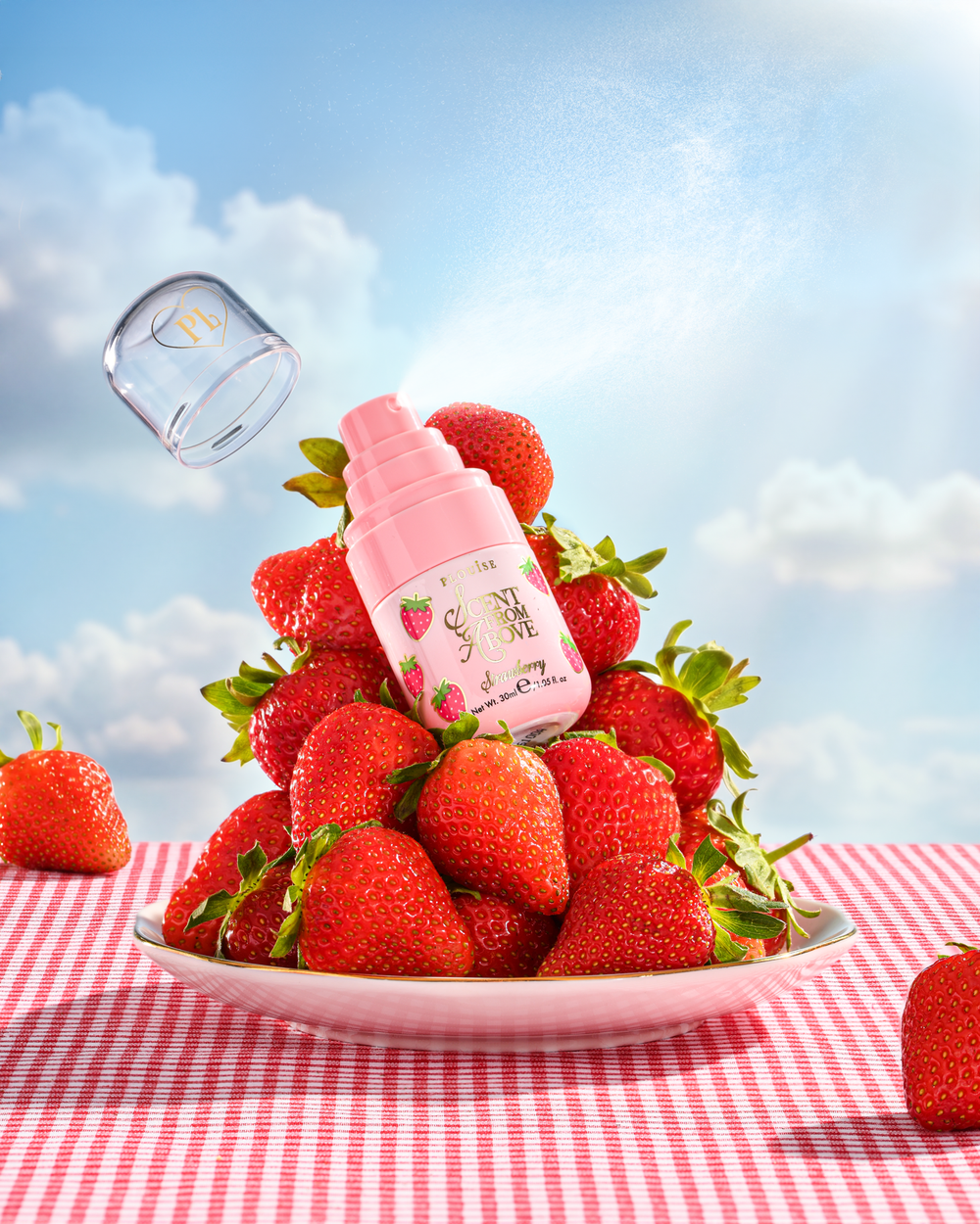 P.Louise Scent From Above Strawberry Hair & Body Mist en un plato con fresas