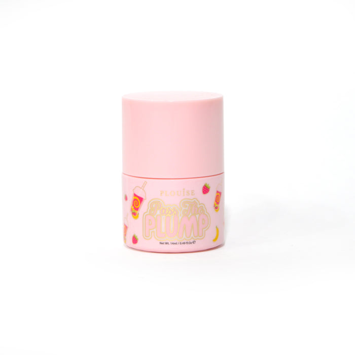 Frasco rosa de P.Louise Pass The Plump Lip Treatment em um fundo branco